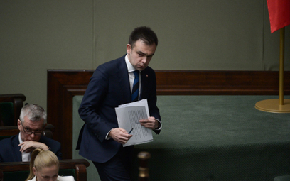 Minister finansów Andrzej Domański (P) na sali obrad Sejmu