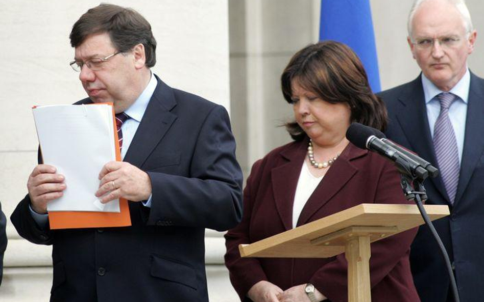 Premier Irlandii Brian Cowen (z lewej) po ogłoszeniu wyników referendum