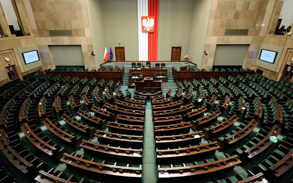 Sondaż: Duży spadek poparcia dla partii Szymona Hołowni, KO goni PiS