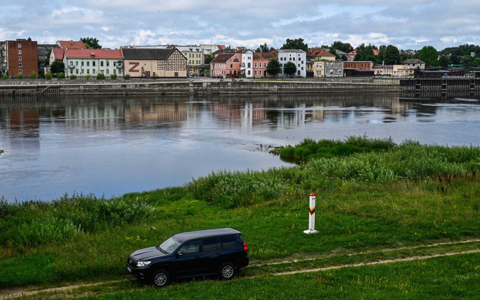 Litewski pojazd straży granicznej patroluje brzeg rzeki oddzielającej obwód królewiecki od litewskie