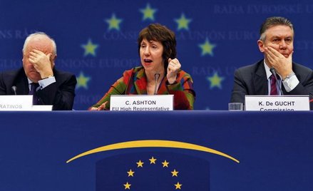 Komisarz UE Catherine Ashton (na zdjęciu pomiędzy szefem dyplomacji hiszpańskiej Miguelem Moratinose
