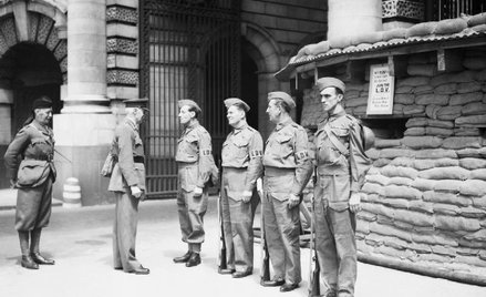 Mundury z II wojny na ulicach Chester. Wezwano policję