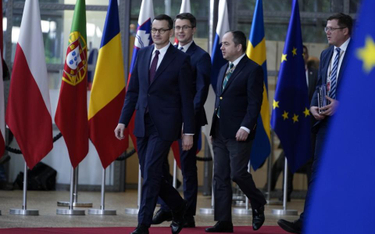 Szczyt w Brukseli: Polska walczy o miliardy i uniknięcie kar