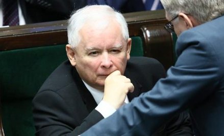 Partia Jarosława Kaczyńskiego dwa razy wycofała się z podwyżek dla najważniej-szych osób w państwie.