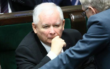 Partia Jarosława Kaczyńskiego dwa razy wycofała się z podwyżek dla najważniej-szych osób w państwie.