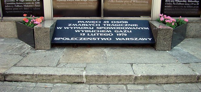 Ostateczna lista ofiar sięgnęła 49 osób. To im poświęcona jest tablica, którą umieszczono przy odbud