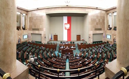 Sala plenarna świeci pustkami, posłowie pracują w komisjach