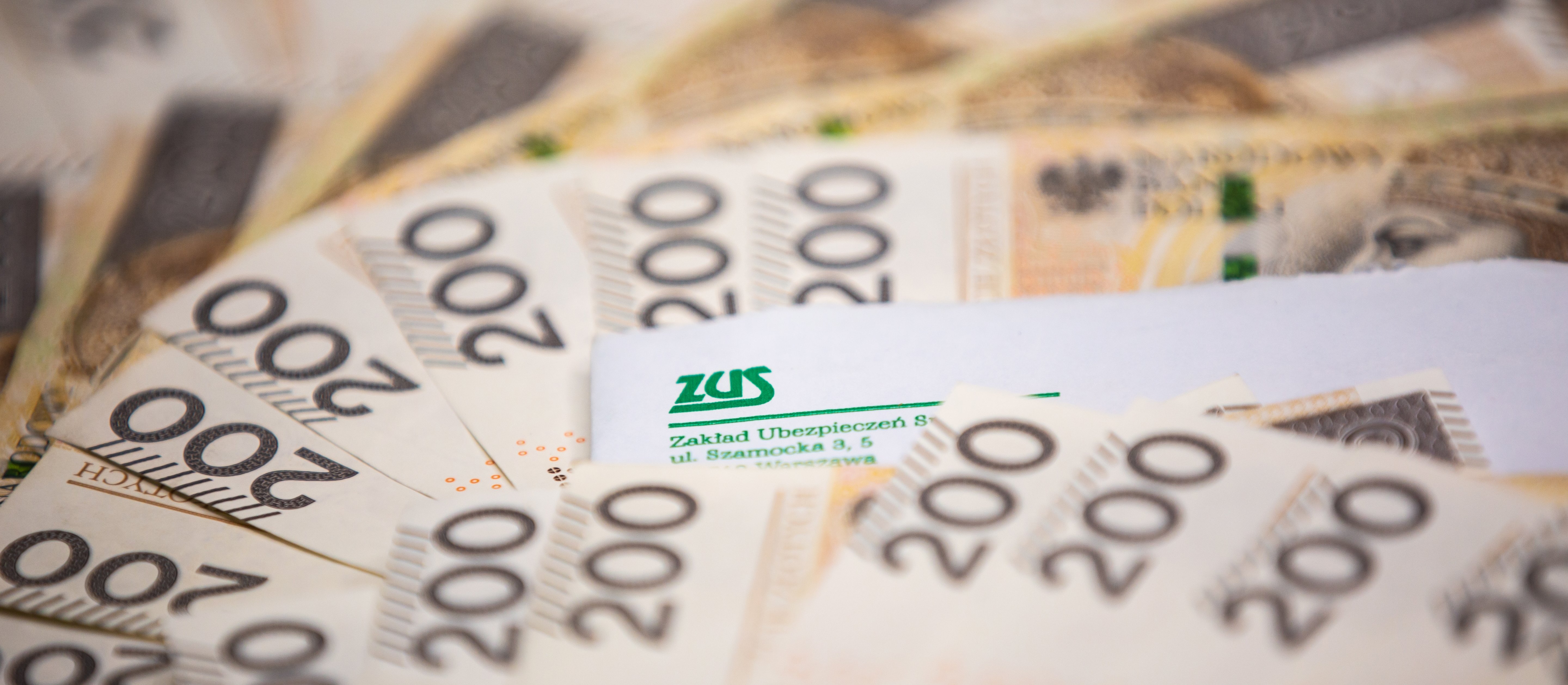 ZUS ponownie przeliczy niektóre emerytury. Są dwa warunki. Można zyskać kilkaset złotych