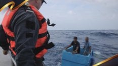Dwóch rybaków, którzy przez pięć dni dryfowało na lodówce, został uratowanych przez marynarkę wojenn