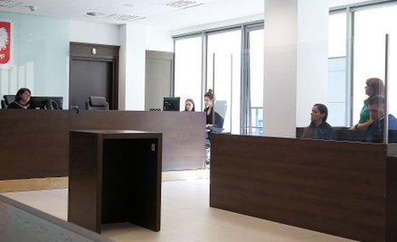 Aktywistka Justyna Wydrzyńska (P-tył) i sędzia Agnieszka Brygidyr-Dorosz (L) na sali Sądu Okręgowego