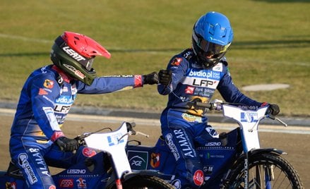 Zawodnicy Fogo Unii Leszno Janusz Kołodziej (kask czerwony) i Nazar Parnicki (niebieski) zakończyli 