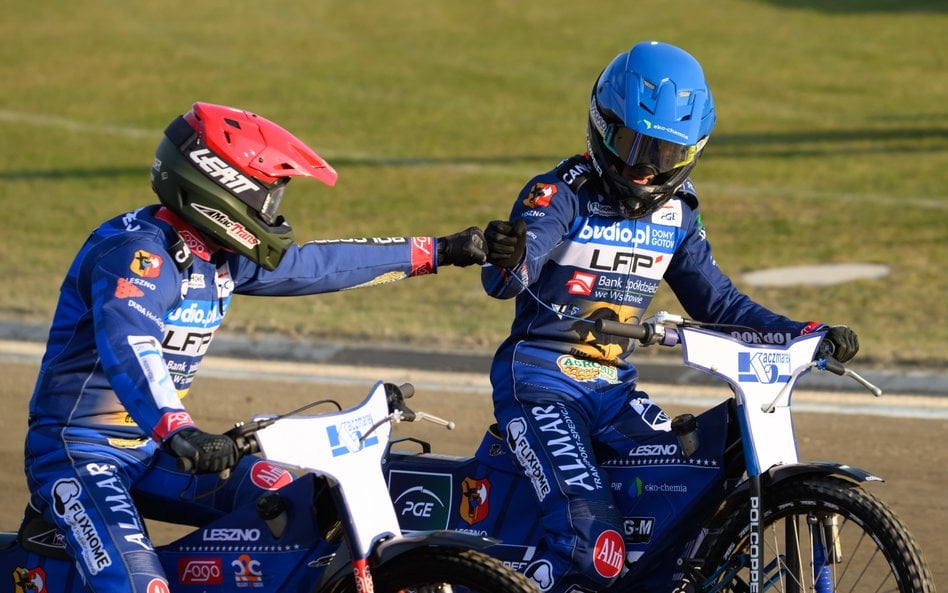 Zawodnicy Fogo Unii Leszno Janusz Kołodziej (kask czerwony) i Nazar Parnicki (niebieski) zakończyli 