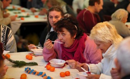 Instytucje kościelne oferują różnorodną pomoc. Na zdjęciu organizowana przez Caritas wigilia dla bez