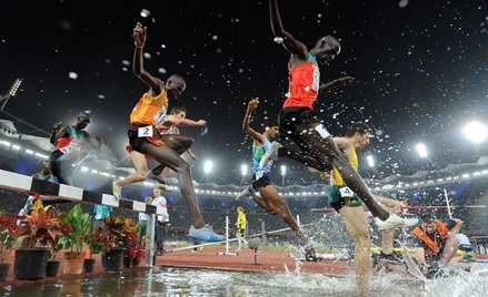 Indie, New Delhi. Finał biegu przez płotki podczas XIX Commonwealth Games