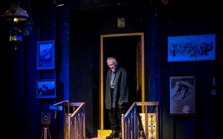 Spektakl „Conrad” rozgrywa się w Zakopanem. Tytułowy pisarz jest tam wyobcowany i egzotyczny jak Miś