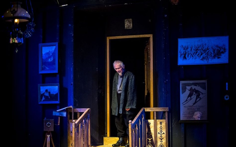 Spektakl „Conrad” rozgrywa się w Zakopanem. Tytułowy pisarz jest tam wyobcowany i egzotyczny jak Miś