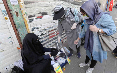 Iran łagodzi obostrzenia i otwiera wszystkie meczety