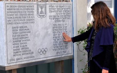 Uczestniczka igrzysk w Monachium Ester Rot-Shahamorov przed tablicą w Parku Olimpijskim upamiętniają
