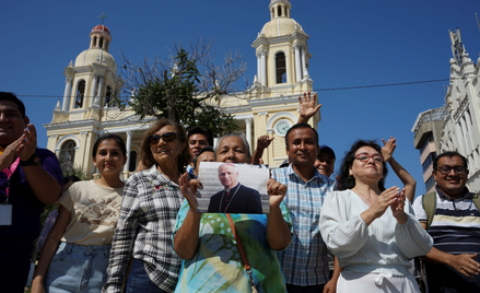 Wierni przed katedrą w Chiclayo