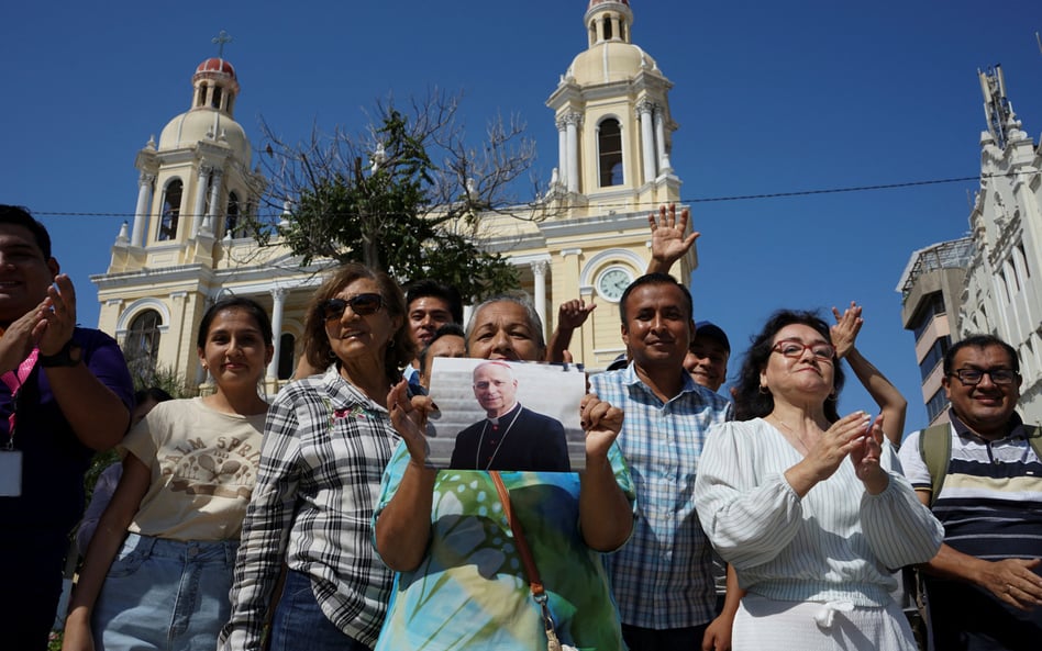 Wierni przed katedrą w Chiclayo