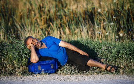 Imigrant śpiący na ulicy w pobliżu serbskiego miasta Preszewo.