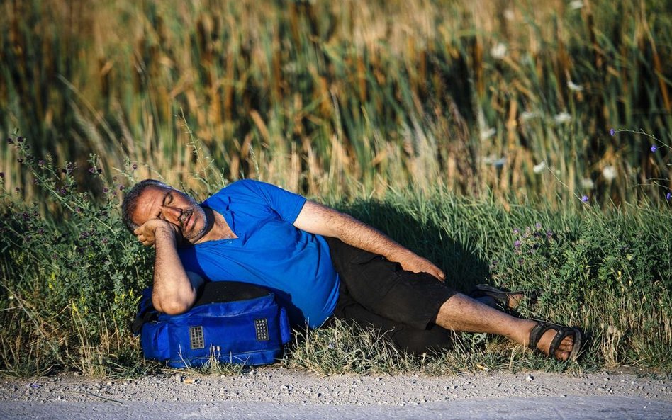 Imigrant śpiący na ulicy w pobliżu serbskiego miasta Preszewo.