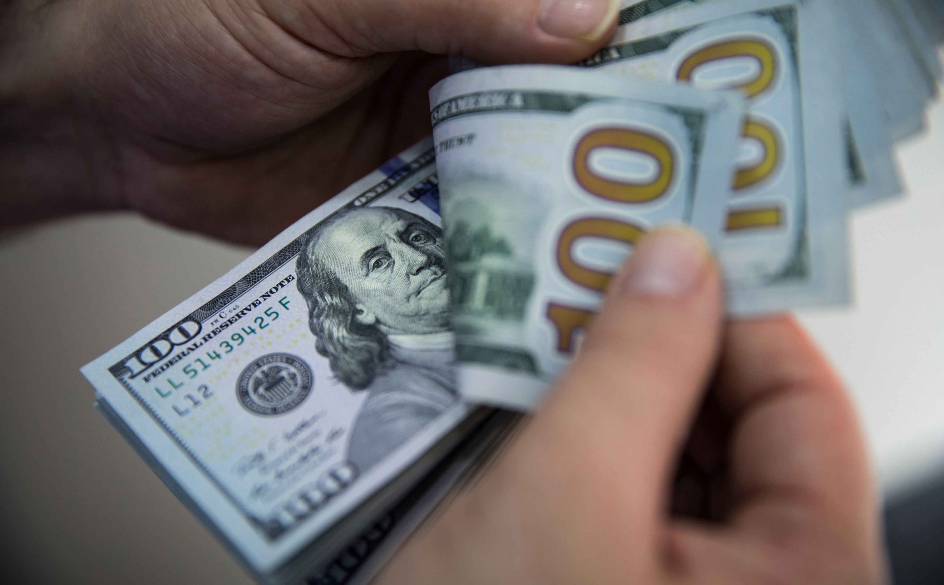 Firmy w USA wydłużają do maksimum zabezpieczenie przed słabym dolarem