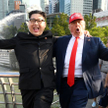 Sobowtóry Kim Dzong Una (Howard X) i Donalda Trumpa (Dennis Alan) w parku Merlion w Singapurze