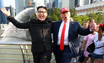 Sobowtóry Kim Dzong Una (Howard X) i Donalda Trumpa (Dennis Alan) w parku Merlion w Singapurze