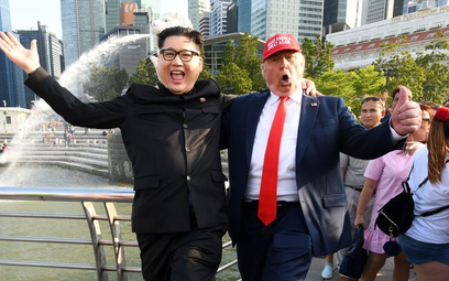 Sobowtóry Kim Dzong Una (Howard X) i Donalda Trumpa (Dennis Alan) w parku Merlion w Singapurze