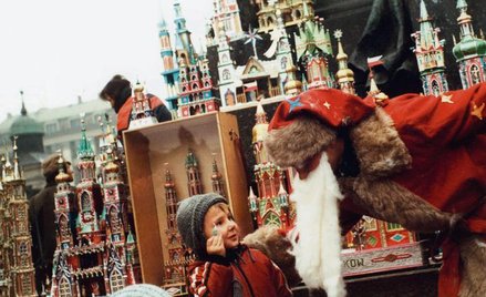 Konkurs szopek pod pomnikiem Adama Mickiewicza na Rynku Głównym w Krakowie.