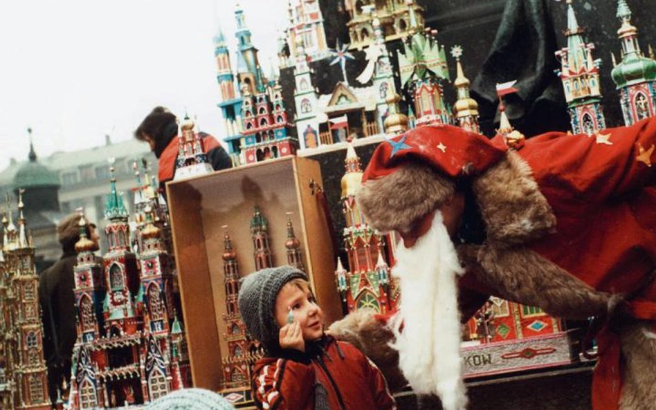 Konkurs szopek pod pomnikiem Adama Mickiewicza na Rynku Głównym w Krakowie.