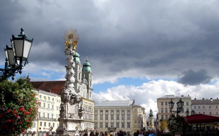Hauptplatz z kolumną Świętej Trójcy