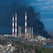 Dym nad elektrociepłownią w Ługańsku po ostrzale ze strony prorosyjskich separatystów, fotografia z 