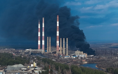 Dym nad elektrociepłownią w Ługańsku po ostrzale ze strony prorosyjskich separatystów, fotografia z 