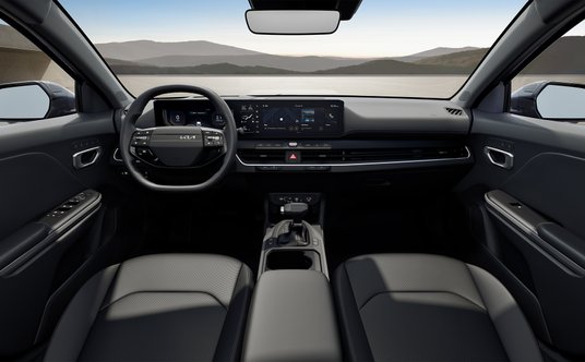 Kia K4 kombi - centralnym punktem wnętrza jest ekran multimediów.