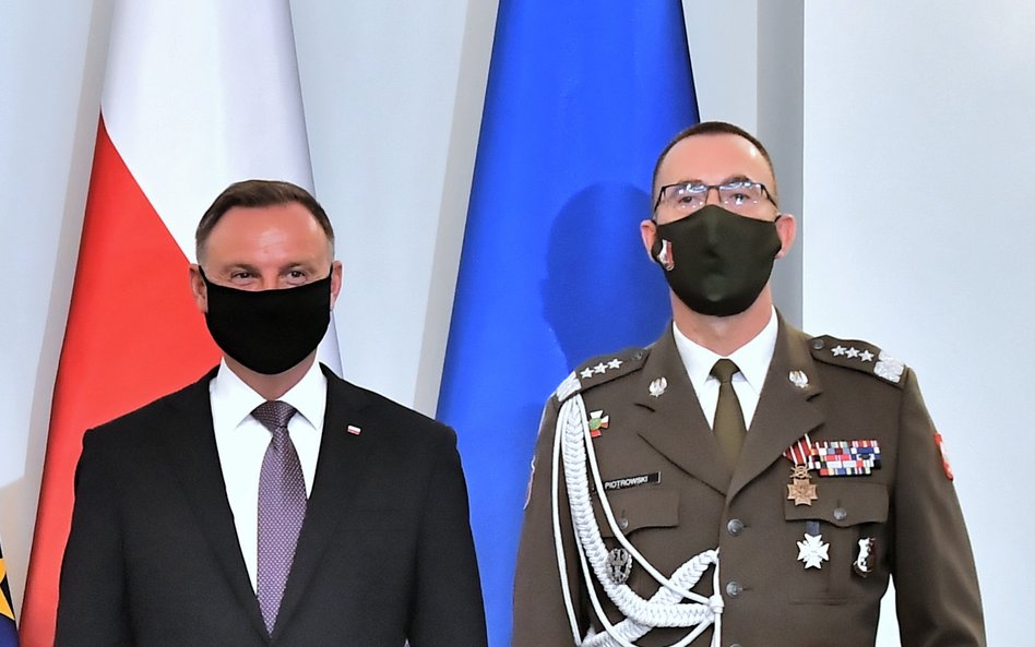 Prezydent Andrzej Duda i generał broni Tomasz Piotrowski podczas uroczystości w Pałacu Prezydenckim