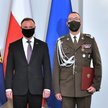 Prezydent Andrzej Duda i generał broni Tomasz Piotrowski podczas uroczystości w Pałacu Prezydenckim