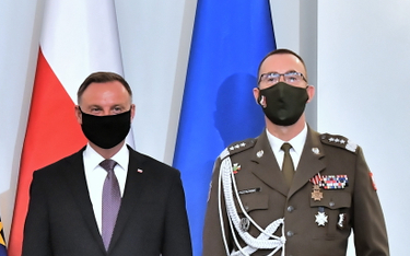 Prezydent Andrzej Duda i generał broni Tomasz Piotrowski podczas uroczystości w Pałacu Prezydenckim