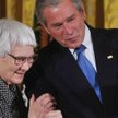 Harper Lee w 2007 roku, podczas spotkania z Georgem W. Bushem