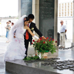 Tożsamość narodowa na ostro: wietnamska młoda para składa kwiaty na Grobie Nieznanego Żołnierza. Fot
