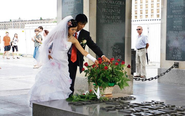 Tożsamość narodowa na ostro: wietnamska młoda para składa kwiaty na Grobie Nieznanego Żołnierza. Fot