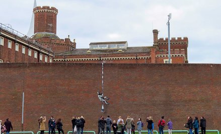 Jedna z ostatnich prac Banksy'ego, stworzona na murze więzienia w angielskim Reading. Nikt do końca 