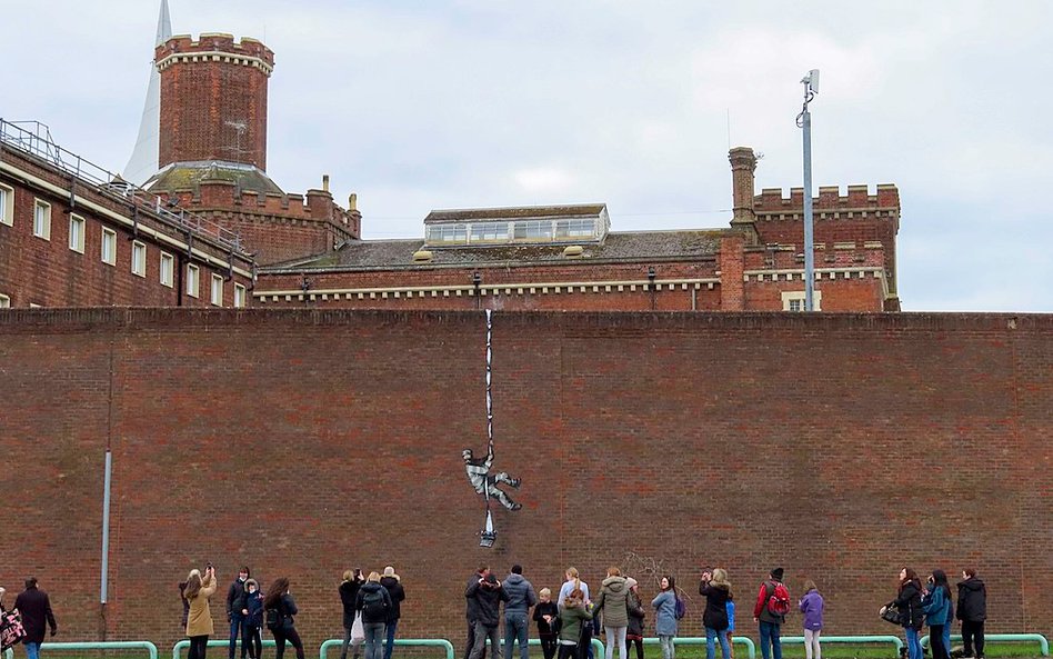 Jedna z ostatnich prac Banksy'ego, stworzona na murze więzienia w angielskim Reading. Nikt do końca 