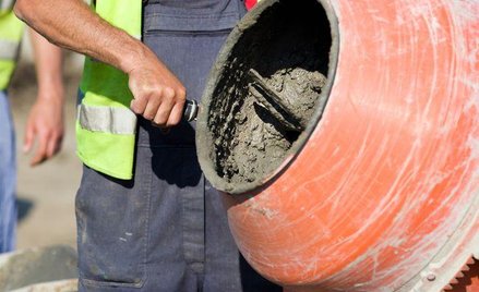 Jaka stawka VAT od usług betoniarskich, jeżeli fakturę wystawia podwykonawca wykonawcy?