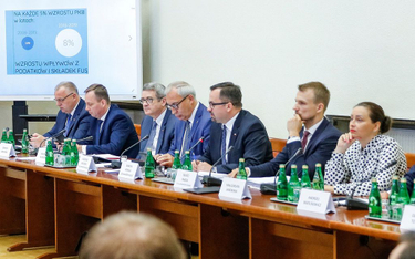 W czasie prac sejmowa komisja ds. VAT pod przewodnictwem Marcina Horały z PiS (trzeci z prawej) prze