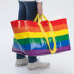 IKEA przeciwko homofobii sprzedaje tęczowe torby na zakupy