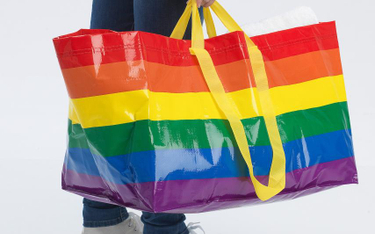 IKEA przeciwko homofobii sprzedaje tęczowe torby na zakupy