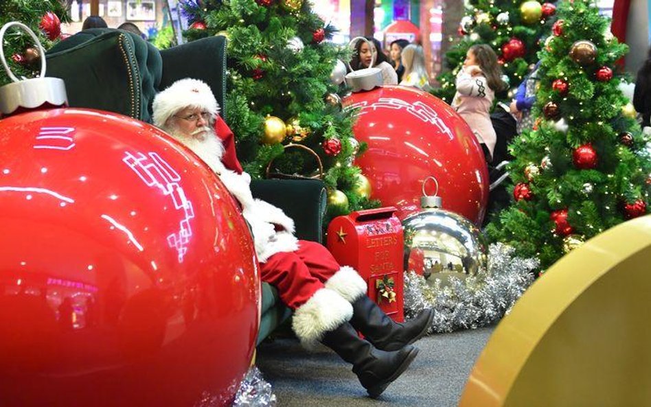 Mikołaj szuka chwili wytchnienia w jednym z kalifornijskich centrów handlowych.