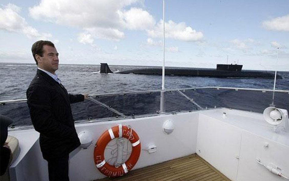 Prezydent Rosji Dmitrij Miedwiediew i nuklearny okręt podwodny "Jurij Dołgorukij" (zdęcie z 2009 r.)